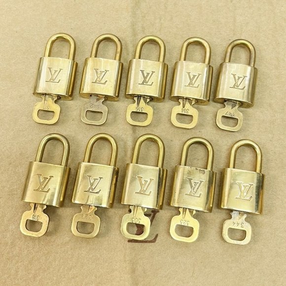 Authentic LOUIS VUITTON LV 10 SET PADLOCK KEY BAG CHARM CADENA GOLD-PLATED - Picture 1 of 4